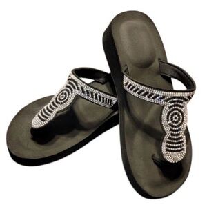 5/$25 😻 GOLDTOE Black Women's Sandals with Silver and Black Rhinestones